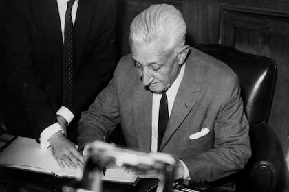 Arturo Illia derogó el decreto 4161
