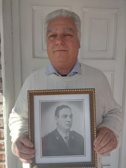 Arturo Larrabure, junto a una imagen de su padre