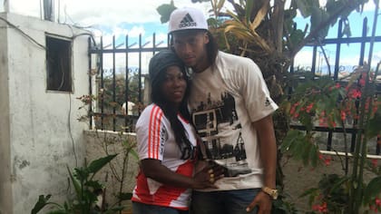 Arturo Mina junto a su esposa y la camiseta de River