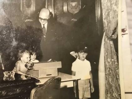 Arturo Mor Roig en su despacho como ministro, junto a sus nietos