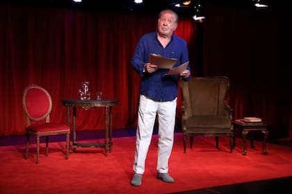 Arturo Puig en el escenario de la sala Cunill Cabanellas