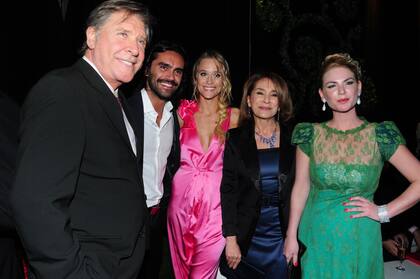Arturo Puig, Gonzalo Heredia, Brenda Gandini, Selva Alemán y Esmeralda Mitre charlaron durante la fiesta.