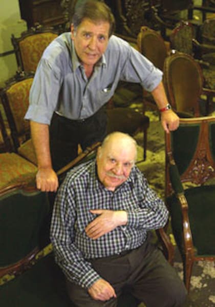 Arturo Puig junto a su padre, don Arturo, rodeados por los objetos que luego fueron subastados