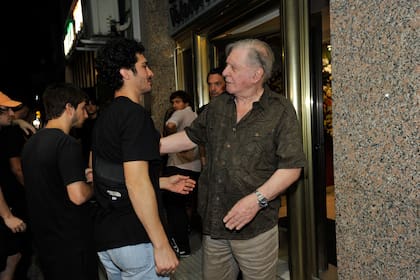 Arturo Puig saludando al Chino Darín en la puerta de la casa velatoria