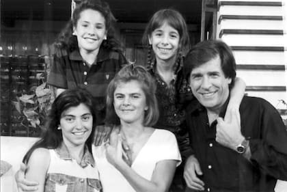 Arturo Puig y María Leal con "las chancles": el elenco de Grande Pa!, el 26 de abril de 1994