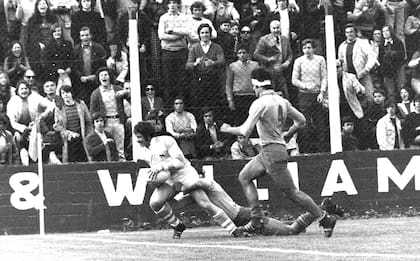 Arturo Rodríguez Jurado con la camiseta de los Pumas y a punto de marcar un try en un test frente a Rumania