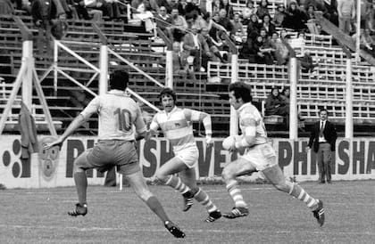 Arturo Rodríguez Jurado jugando por los Pumas en la cancha de Ferro a punto de recibir la pelota