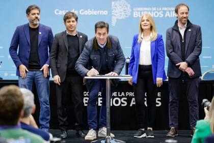 Arturo Rojas con Axel Kicillof en la firma de un convenio