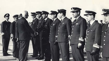 Arturo Umberto Illia, entonces presidente de la Argentina, saluda a los tripulantes del TC-48 antes de empezar el viaje.