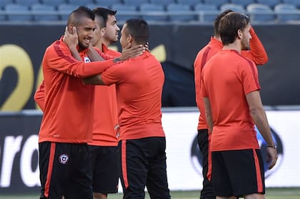 Arturo Vidal bromea con Alexis Sánchez