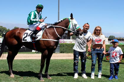 Arturo Vidal, en familia y con uno de sus caballos ganadores en Chile; una imagen repetida de King Arturo