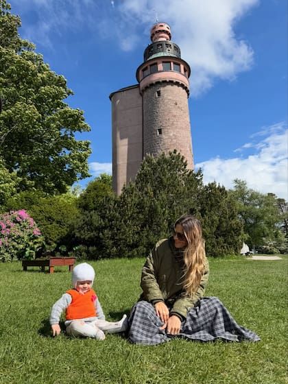 Arturo y Jimena felices an Alemania (Foto: Instagram @jmena)