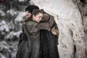 Arya (Maisie Williams) y Jon Snow (Kit Harington) se reencuentran en "Winterfell", el primer capítulo de la octava temporada de Game of Thrones