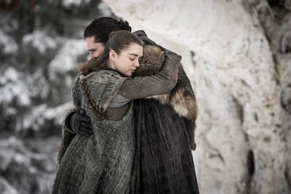 Arya (Maisie Williams) y Jon Snow (Kit Harington) se reencuentran en "Winterfell", el primer capítulo de la octava temporada de Game of Thrones