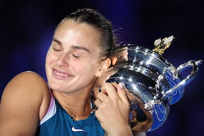 Aryna Sabalenka abraza su primer trofeo del Australian Open, en 2023