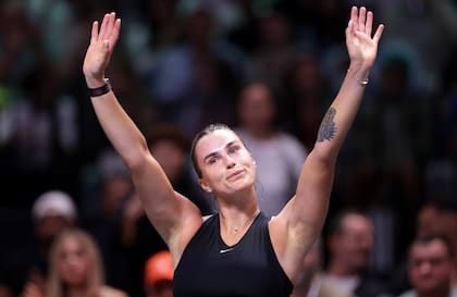 Aryna Sabalenka agradece el reconocimiento de los aficionados después de perder ante Nick Kyrgios en en el partido de la Batalla de los Sexos, el domingo 28 de diciembre de 2025, en Dubai, Emiratos Árabes Unidos. (Christopher Pike/Pool Foto vía AP)
