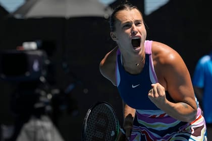 Aryna Sabalenka, de Bielorrusia, celebra con todo