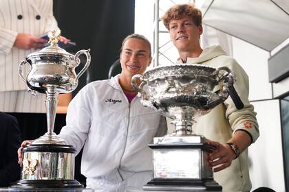 Aryna Sabalenka y Sinner con los trofeos que alzaron en Melbourne en enero pasado; la bielorrusa es claramente la máxima favorita esta vez.
