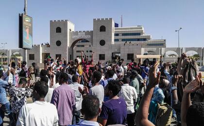 Decenas de personas marcharon frente a un campo de refugiados de la ONU en la región de Darfur