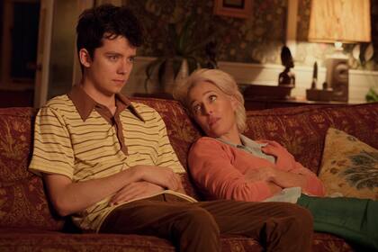 Asa Butterfield y Gillan Anderson, en una escena de Sex education