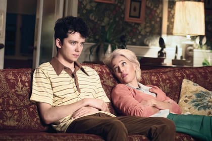 Asa Butterfield y Gillian Anderson en Sex Education