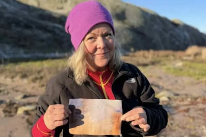 Asa Nilsson, en la foto, y su amiga Ellinor Rosen Eriksson encontraron la carta en la botella