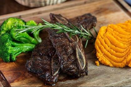 Asado argentino, uno de los platos preferidos de su parrilla