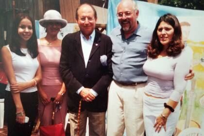 Asado en lo de Daniel, junto a su mujer, y a Diego Guelar y familia como invitados.