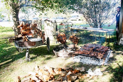 Asado y cordero al asador, todo supervisado por Dotto, el gran anfitrión Hubo, además, pastelitos, queso y dulce, y, por supuesto, se sirvió "Lomadas", el vino malbec que el exmanager produce en sociedad con Carlos Kranevitter, que es vecino de Dotto: vive en el campo pegado a El Refugio. El fin de semana, Pancho también aprovechó para festejar el cumpleaños de Estanislao Pérez, que trabaja con él hace 22 años.