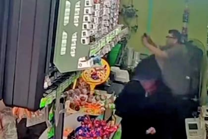 Asaltaron a un kiosquero y se salvó porque la bala pegó en un paquete de chicles