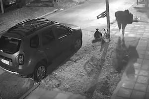 Un repartidor se salvó de milagro cuando dos ladrones le dispararon a matar para robarle la moto