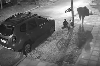 Un repartidor se salvó de milagro cuando dos ladrones le dispararon a matar para robarle la moto