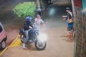 Bajaron de una moto y le apuntaron a la cabeza para obligarla a entregar su celular