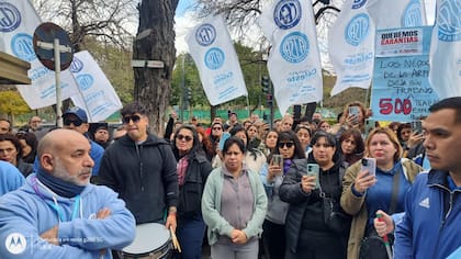 Asamblea de médicos y profesionales de la salud, en la puerta del Hospital Naval