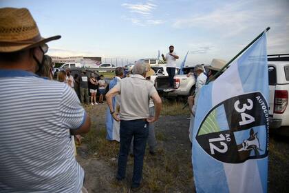A 40 klómetros de Rosario, cientos de productores autoconvocados se reunieron en el cruce de rutas AO12 y 34 para decidir el camino a serguir