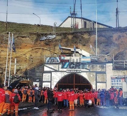 Asambleas de mineros en el Yacimiento Carbonífero Río Turbio, en la boca de la Mina 5