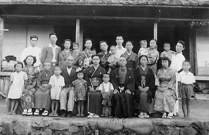 Asano (en el medio) con su familia y la de Daiko, en 1950, antes de viajar a Argentina.
