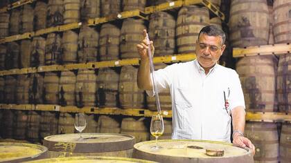 Asbel Morales, maestro de ron de Havana Club International, una empresa conjunta entre Cuba y Pernod Ricard