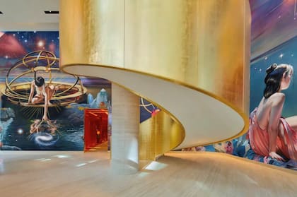 "Ascención", el mural de Gravinese que rodea la escalera