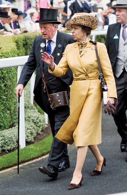 La princesa Ana, hermana de Carlos, y el ex marido de Camilla llegan juntos a Ascot en 2015. De jóvenes tuvieron un romance que los convirtió en amigos por el resto de sus vidas