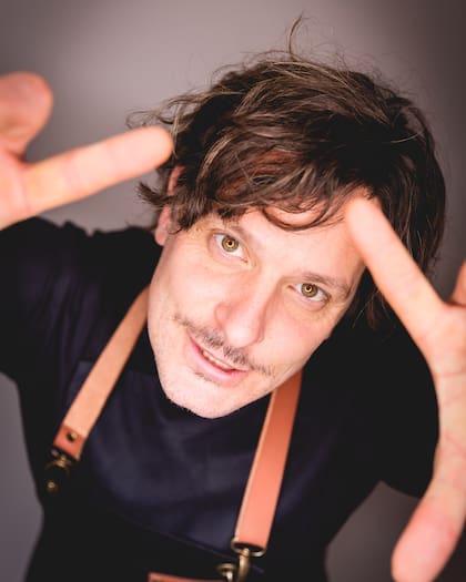 Asegura que sus manos grandes son las herramientas ideales para la cocina