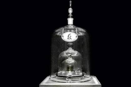 Asegurado cuidadosamente debajo de campanas de cristal, un cilindro de metal conocido como Le Grand K definió el kilogramo desde 1889 hasta 2019