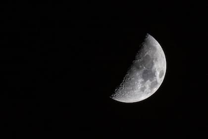 Aseguran que el lado oscuro de la Luna esconde seres de otro mundo