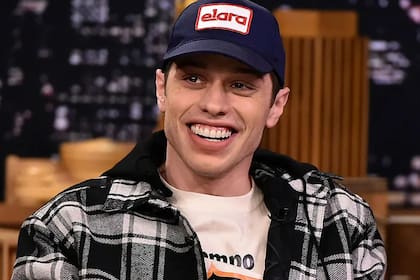 Aseguran que Pete Davidson, comediante estadounidense, viajó al Reino Unido para pasar tiempo con su nueva pareja, Phoebe Dynevor