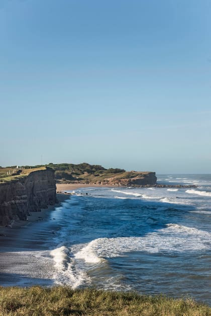 Asentada en los terrenos de una antigua estancia que se loteó, la casa está a unos 3 kilómetros del mar.