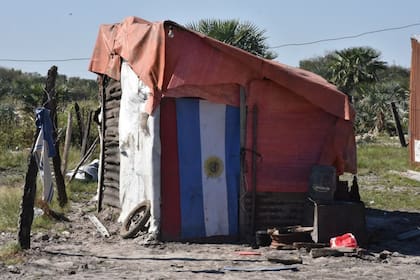 Asentamiento. En el barrio San Antonio, vivienda precaria de una familia que llegó del interior y espera que el gobierno le entregue un "módulo habitacional": un ambiente de 3 por 3 y un ba?o