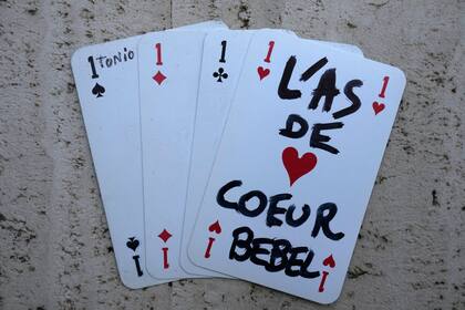 Ases de cartas, uno de los cuales se refiere a su película "El as de ases", se muestran afuera de la casa de Jean-Paul Belmondo