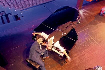 Asesinato para dos. Uno de los grandes sucesos de la temporada porteña: dos pianistas actores interpretando múltiples personajes mientras ejecutan el piano y cuentan una historia de detectives. Dirigida por Gonzalo Castagnino, en el Auditorium.