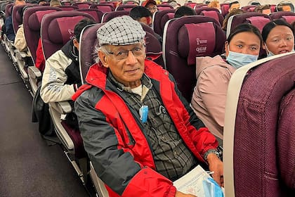 El asesino en serie francés Charles Sobhraj (C) se sienta en un avión que partió de Katmandú a Francia, el 23 de diciembre de 2022