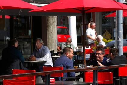 Mesas en las veredas de los restaurantes, una de las postales cada vez más usuales en Mar del Plata